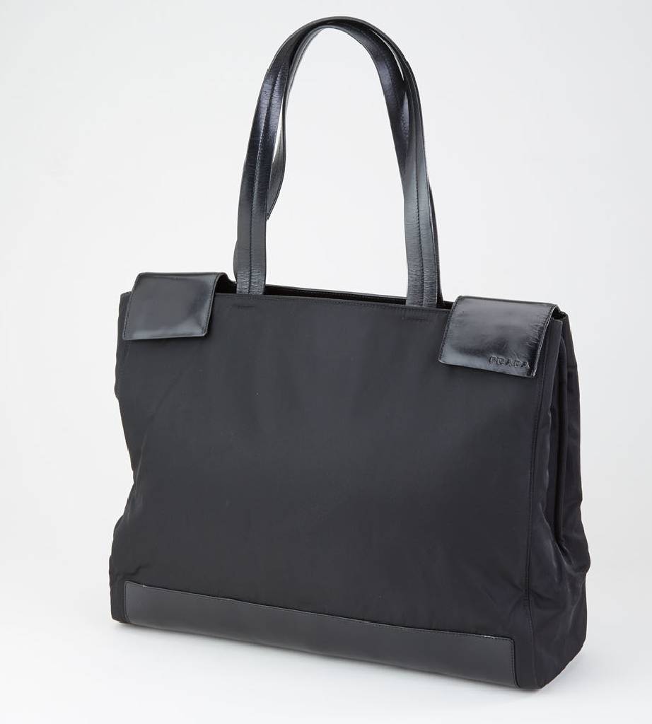 PRADA Shopper, schwarzes Nylon und schwarze Lederapplikationen, 2 Tragehenkel, Prada Prägung, innen schwarzer Stoff mit Prada Stickerei, ca. 38 x ...