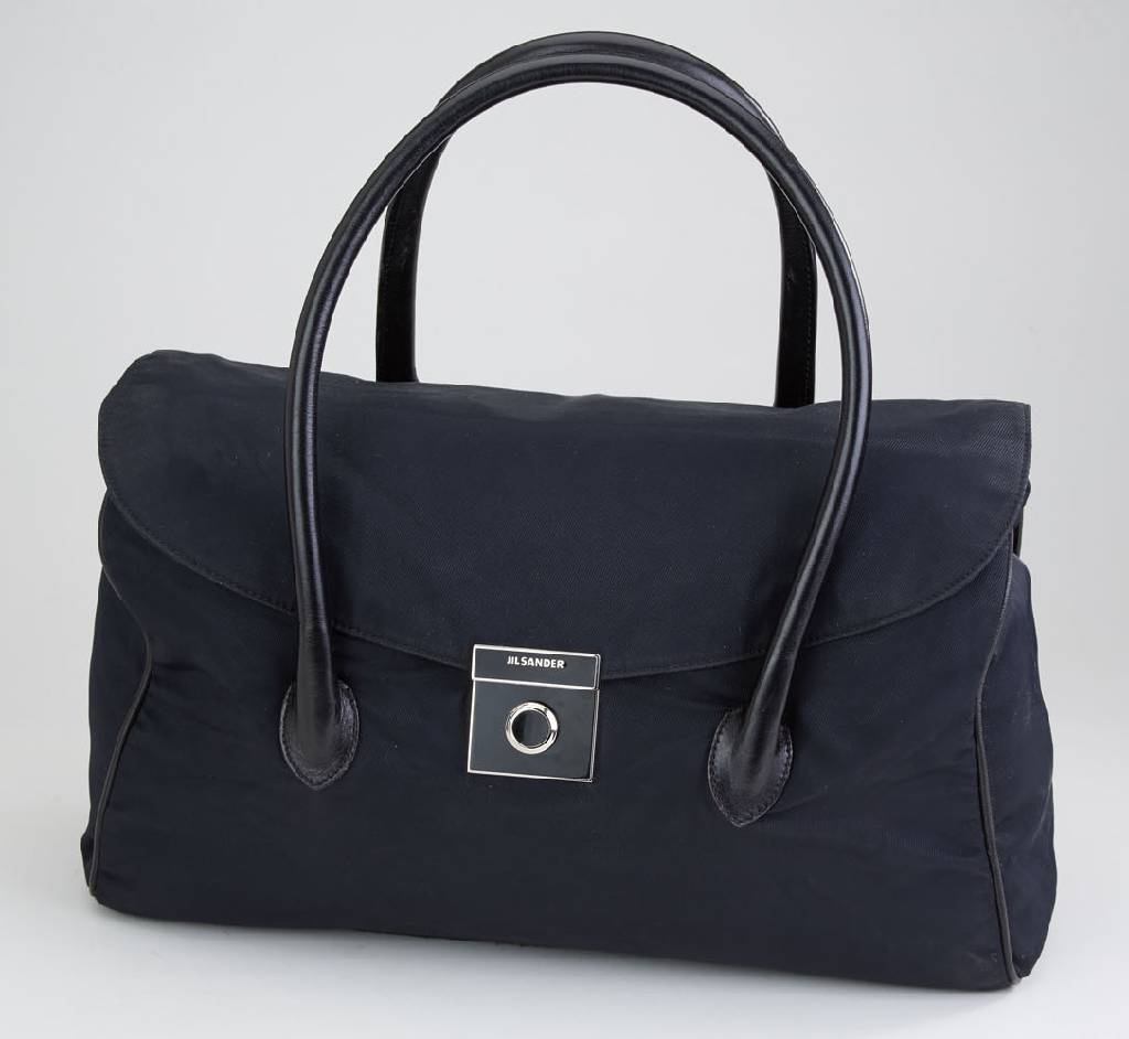 Detail a: Konvolut 2 JIL SANDER Taschen, 1x beige- farb. Leder und Nylon, Jil Sander Prägung, 2 Tragehenkel, innen champagnerfarb. Stoff, ca. 33 x 22 cm, ...