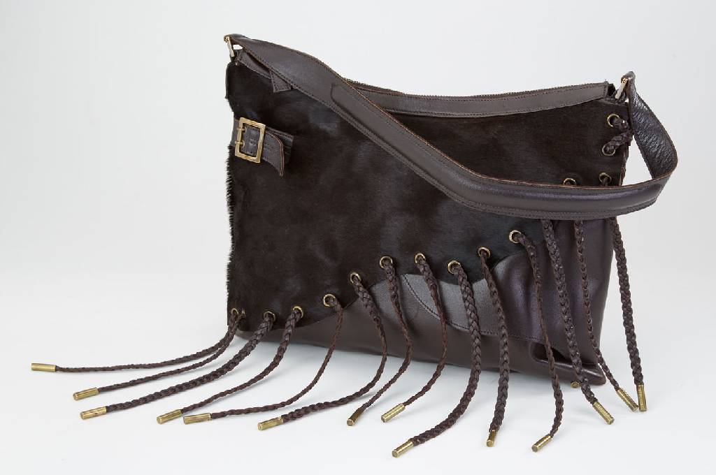Ausgefallene VERSACE Tasche, braunes, feines Leder, brauner Fellbesatz, Monturen Metall verg., 1 Tragehenkel, geflochtene Lederapplikationen, innen ...