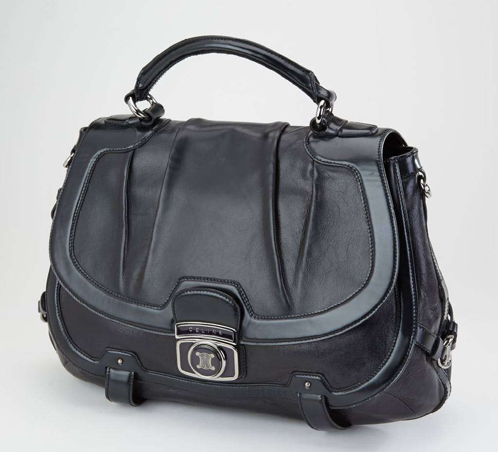 CELINE Handtasche, schwarzes Leder unter- sch. strukturiert, Monturen Metall vers., Schnalle mit Celine Emblem, ein Tragehenkel, abnehmbarer ...