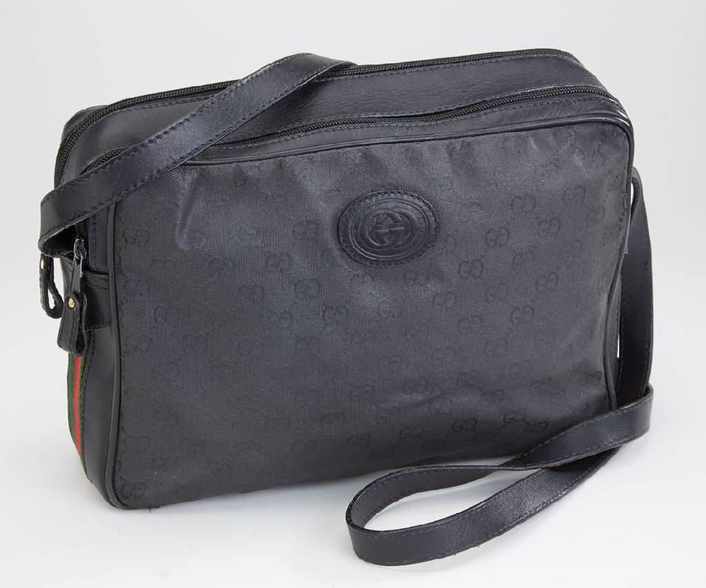 ---zurück, Tragespuren zu stark--- GUCCI-Umhängetasche, anthrazitfarb. Canvas mit Gucci Emblemen, typ. grün/roter Stoff- einsatz, Umhängeriemen ...