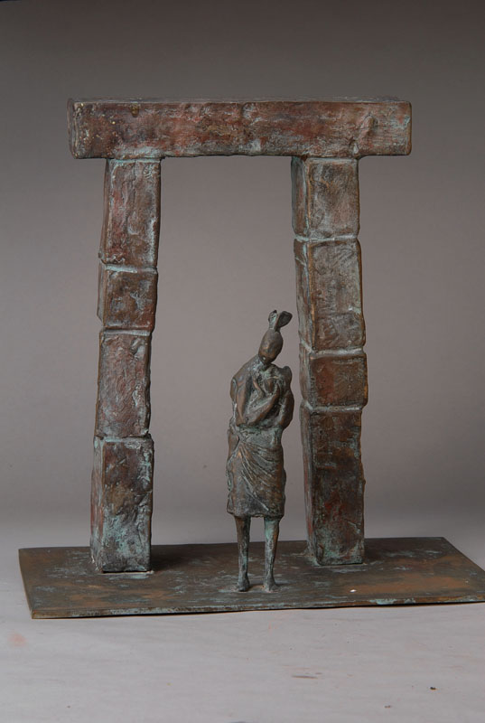 Franz Werner Müller-Steinfurth, zeitgen. Bildhauer in Speyer, Studium an der AkademieMünchen, hier: Mädchen vor einem Tor, signiert, ca. 36x35x23cm