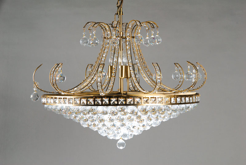 Prunkvoller Kronleuchter, deutsch, 20. Jh., Messingmonturen mit reichen facettiertem Glasbehang von Kugeln und Prismen, 15 Brennstellen, H. ca. 80cm, ...