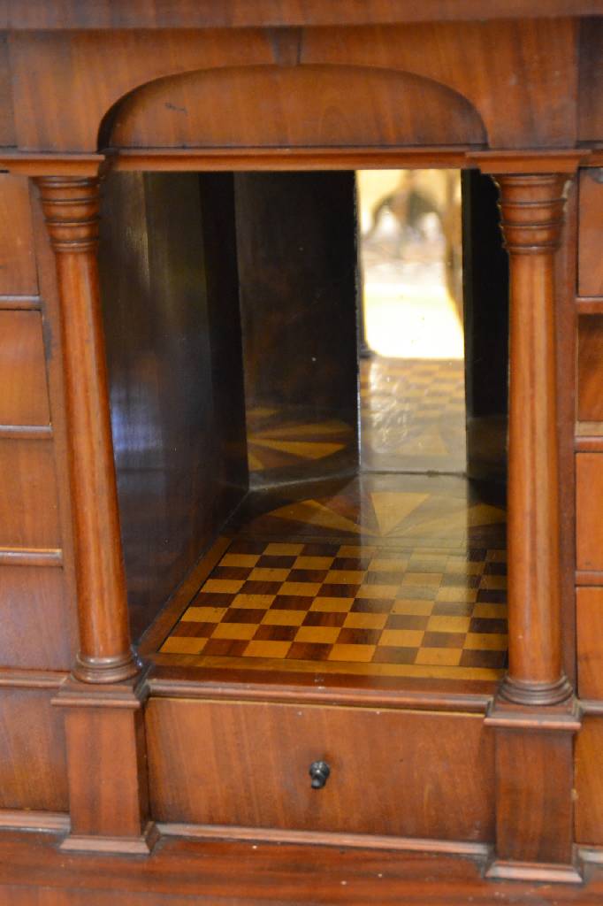Detail b: Rahmensekretär, wohl Berlin um 1815, Weichholzkorpus, Nussbaumfurnier 3-fach gespiegelt verlegt, 4-schübig mit abklappbarerSchreibfläche, ...
