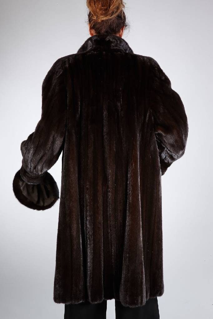 Detail a: Blackglama Nerzmantel, Gr. ca. 42, ausgelassene female Felle, 35 Körperstreifen, 11 Ärmelstreifen, 3 Stulpenfelle, 6 Kragenfelle, runder ...