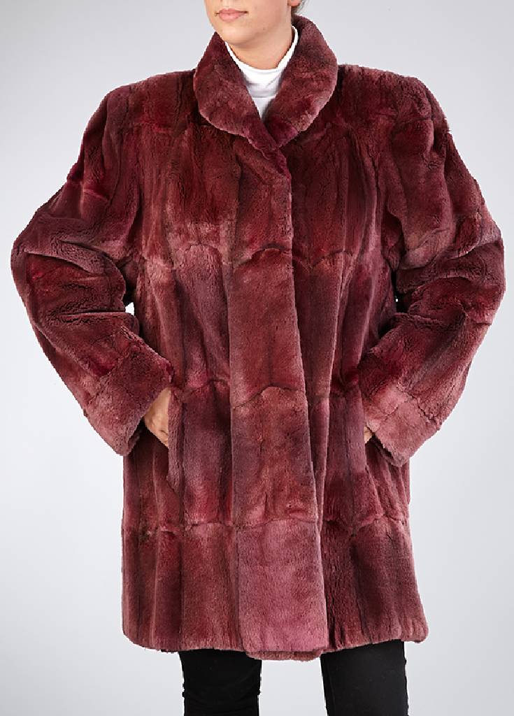 Bisamlongjacke, Gr. ca. 38, brombeerfarb. geschorene Bisamwamme (gefärbt), lilafarb. Innenfutter, 2 seitl. Einschubtaschen, Ärmel mit umklappbaren ...