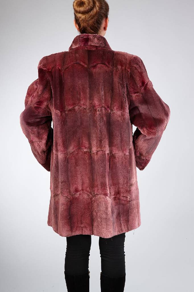 Detail a: Bisamlongjacke, Gr. ca. 38, brombeerfarb. geschorene Bisamwamme (gefärbt), lilafarb. Innenfutter, 2 seitl. Einschubtaschen, Ärmel mit umklappbaren ...