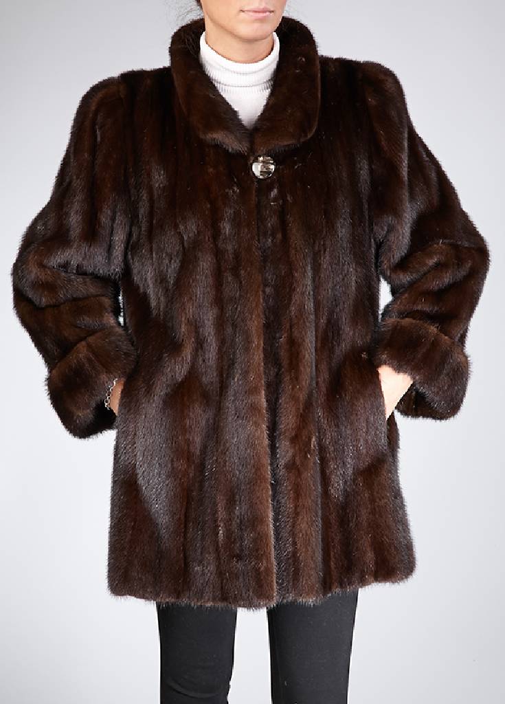 Nerzlongjacke, Gr. ca. 38, braune Felle längs verarbeitet, Stehkragen mit Zierknopf, Ärmel mit Manschetten, 2 seitl. Einschubtaschen, schwarzes ...