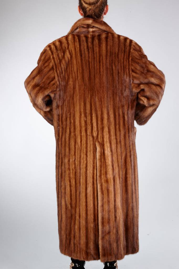 Detail a: JOOP Nerzmantel, Gr. ca. 42/44, weite Form,Felle längs verarbeitet, 2 aufgesetzte Taschen, bronzefarb. Innenfutter mit JOOP Schriftzug und Label, ...