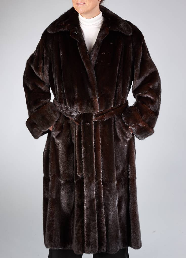 Gianfranco Ferre Nerzmantel, Gr. ca. 42/44, mit Gürtel, schwarzes Innenfutter mit Label, Innentasche, weite Form, Felle längs verarbeitet, Ärmel ...