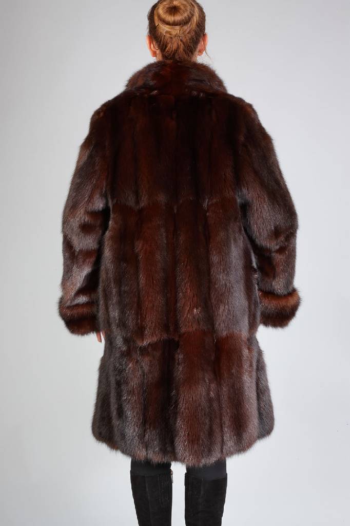 Detail a: Kurzmantel aus gefärbtem Zobel, Gr. 42/44, Felle längs verarbeitet, Ärmel mit Umschlag, braunes Innenfutter, Gehschlitze, Einschub- taschen, ...
