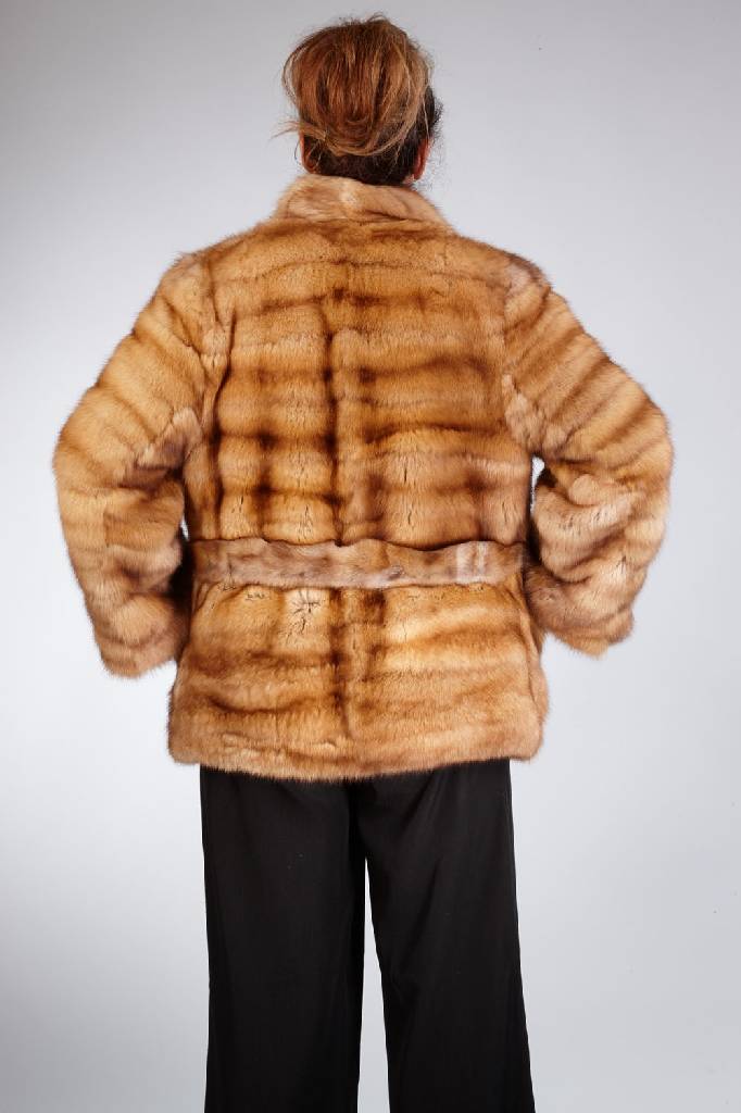 Detail a: Jacke mit Gürtel aus Goldzobel, Gr. ca. 38/40, Felle quer verarbeitet, weite Ärmel, 2 aufgesetzte Taschen, goldfarb. Innenfutter, Revers längs ...