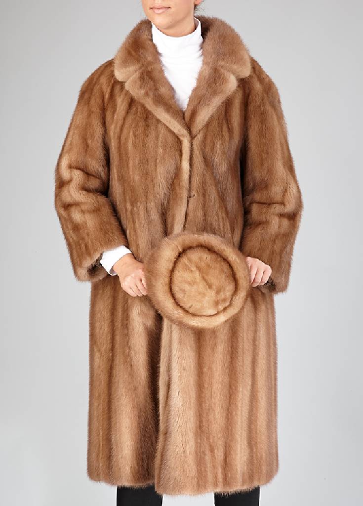 Nerzmantel, Gr. ca. 38, beige, Label: R. Pospischer, Ried, 2 Einschubtaschen, gerade Ärmel, Rückenl. ca. 103 cm, mit passender Mütze