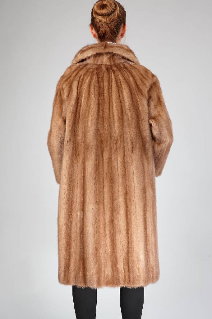 Detail a: Nerzmantel, Gr. ca. 38, beige, Label: R. Pospischer, Ried, 2 Einschubtaschen, gerade Ärmel, Rückenl. ca. 103 cm, mit passender Mütze