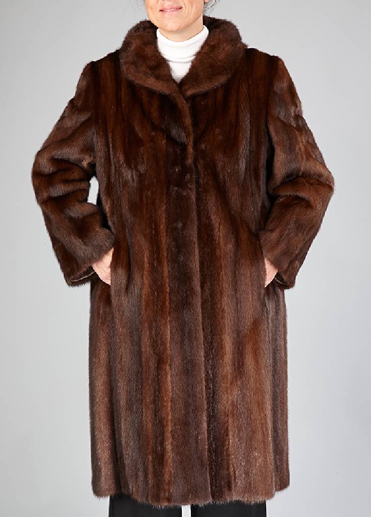 Nerzmantel, Gr. ca. 38/40, dunkelbraun, Label: Pelzhaus Lösche, Karlsruhe, 2 Einschub-taschen, gerade Ärmel, Rückenl. ca. 108 cm