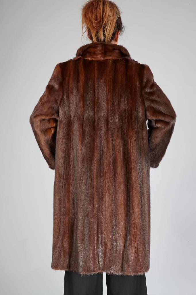 Detail a: Nerzmantel, Gr. ca. 38/40, dunkelbraun, Label: Pelzhaus Lösche, Karlsruhe, 2 Einschub-taschen, gerade Ärmel, Rückenl. ca. 108 cm