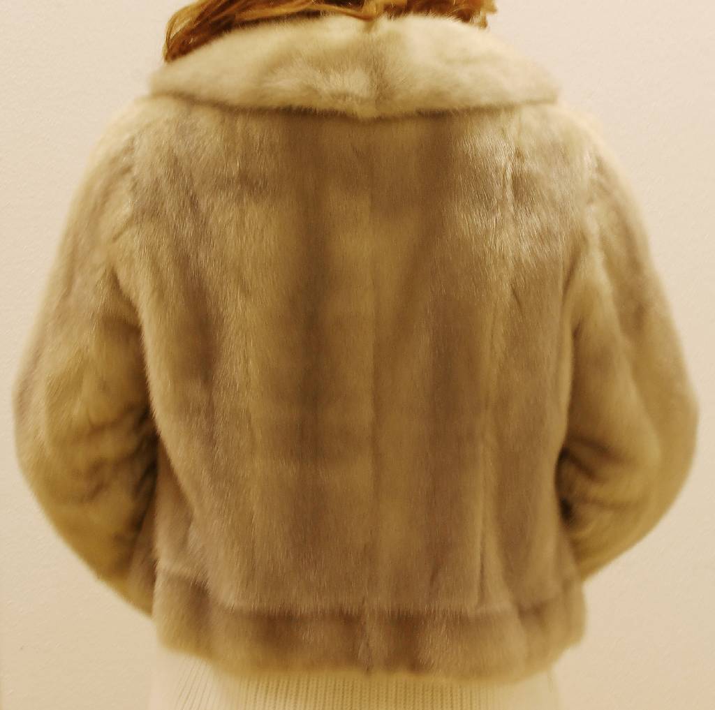 Detail d: Konvolut 2 Nerzjacken, Gr. ca. 38 bzw. ca. 36,1 x schwarz, Label: Saga Mink, 2 Einschub- taschen, schwarzes Innenfutter, Rückenl. ca. 64 cm; 1 x ...