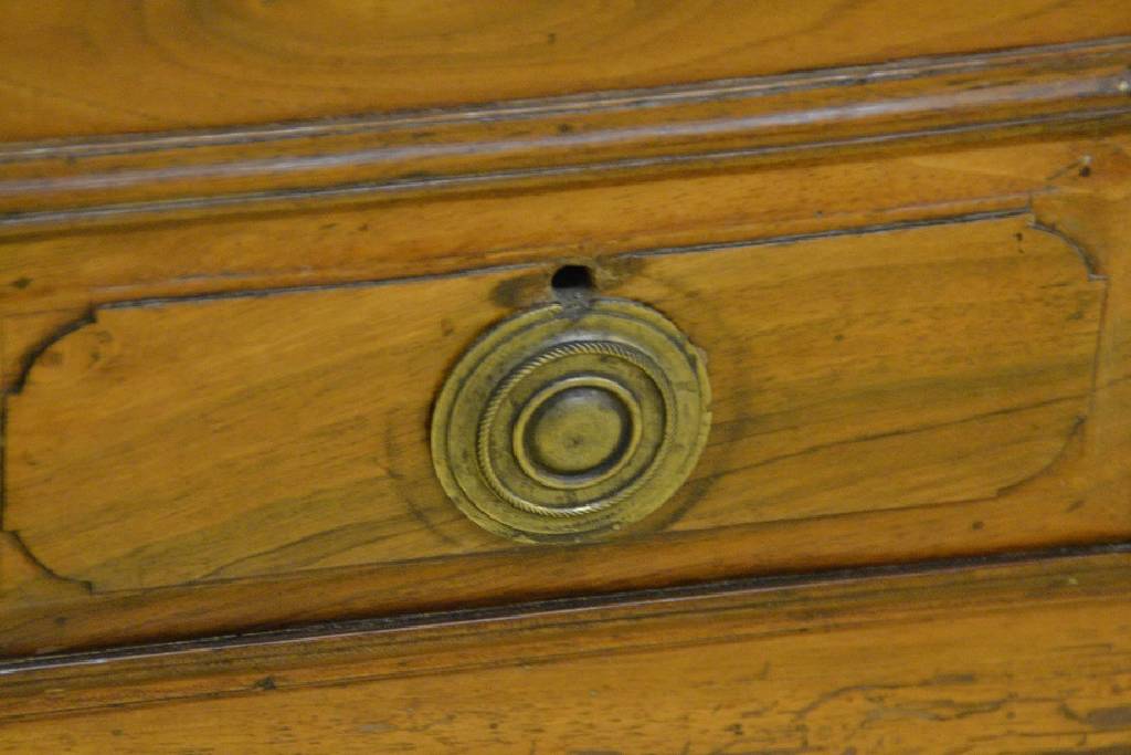 Detail c: Kommode, Pfalz um 1790-1810, Nussbaum massiv, vorgesetztes Mittelstück, verkröpfte, abgeplattete Ecken mit kannelierten Pilaster, 3-schübig je ...