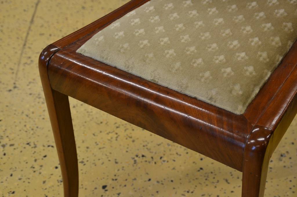 Detail b: Paar Biedermeierstühle, deutsch, um 1840, Mahagoni massiv, Beine säbelförmig abgespreizt,Lehne gebogt, Bezug und Polster sekundär, mi n. ...