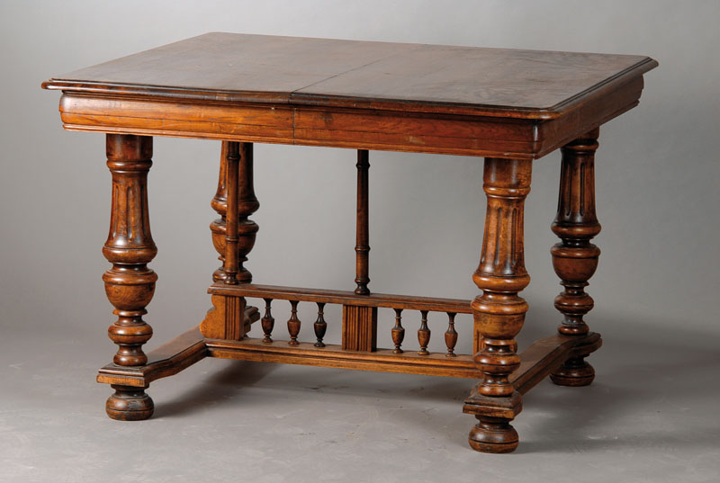 Tisch, deutsch um 1880/90, Platte Eiche, Gestell Nussbaum, Beine balustiert u. kanneliert, H-förmiger Verbindungssteg mit Balustrade, Gebr.-Sp., ca. ...