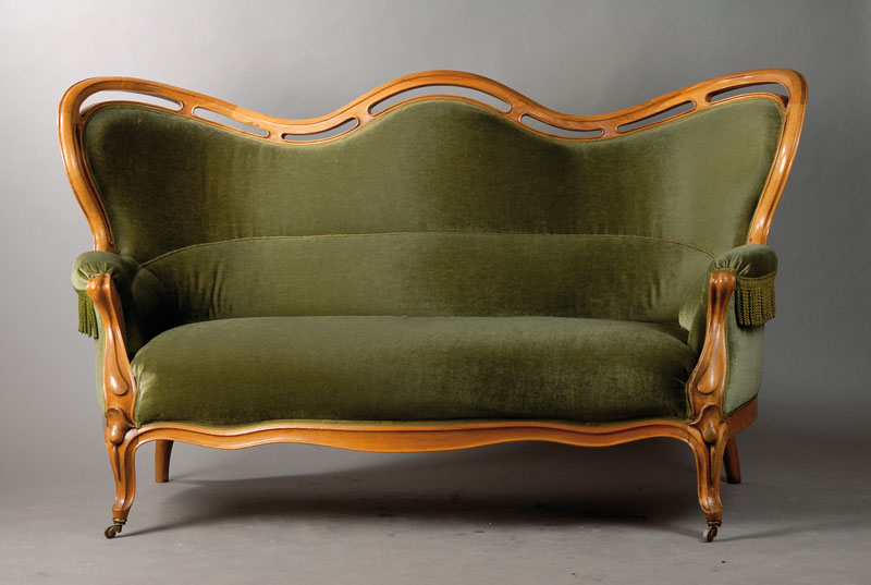 Sofa, Pfalz wohl Landau um 1855, Nussbaumfurnier, allseitig geschwungen, neu bezogen, gepolstert u. gebordet, Vorderbeine auf Rollen, ca. 104x185x90 ...