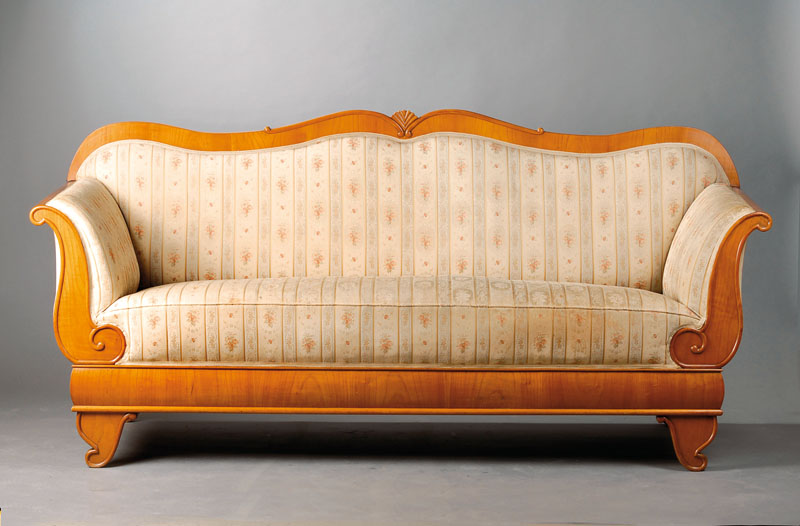 Biedermeiersofa, deutsch um 1840, Kirschbaumfurnier, Füllhornschnitzerei, Polster u. Bezugmit Gebr.-Sp., Bezugserneuerung empf., ca. 97x210x72 cm