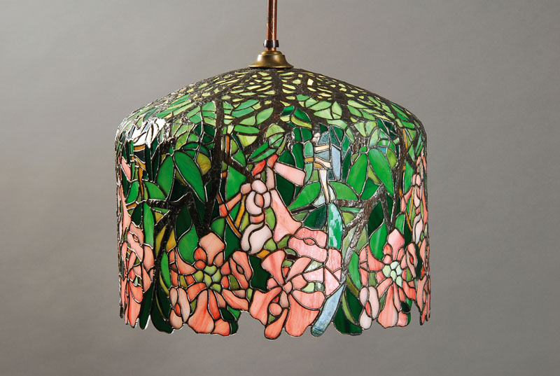 Deckenlampe im Tiffany-Stil, ca. 30 Jahre alt, Bleiverglasung mit buntem Mosaikglas, reine Handarbeit, florale Motive, drei Brennstellen, elektr. Fu. ...