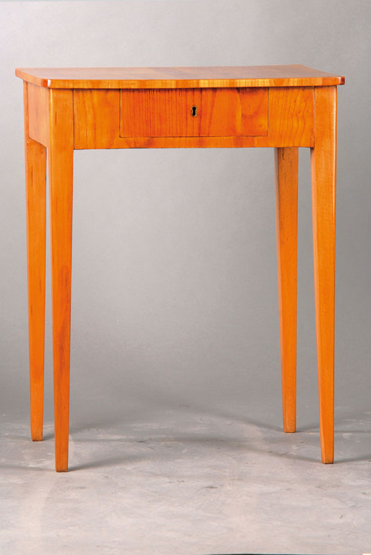 Beistelltischchen, wohl Baden um 1815, Platte Kirschbaumfurnier, Gestell, Rüster u. Buche, 1-schübig, konische Beinchen, guter Zustand, ohne ...