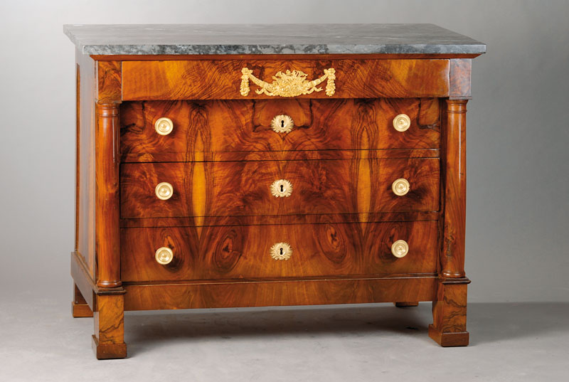 Empirekommode, Frankreich um 1800/10, Komplett auf Rahmen gearbeitet, Nussbaum massiv bzw. Front doppelt gespiegeltes Wurzelnussbaumfurnier, vertikal ...