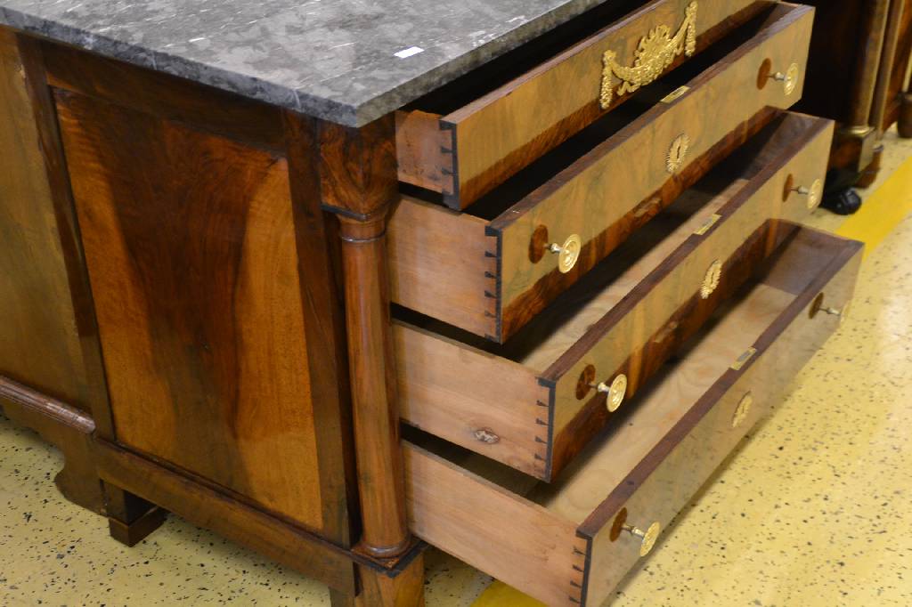 Detail a: Empirekommode, Frankreich um 1800/10, Komplett auf Rahmen gearbeitet, Nussbaum massiv bzw. Front doppelt gespiegeltes Wurzelnussbaumfurnier, vertikal ...