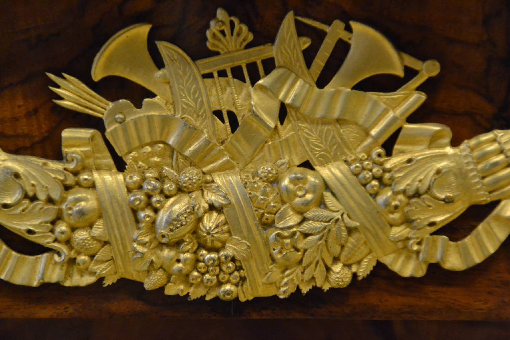 Detail b: Empirekommode, Frankreich um 1800/10, Komplett auf Rahmen gearbeitet, Nussbaum massiv bzw. Front doppelt gespiegeltes Wurzelnussbaumfurnier, vertikal ...