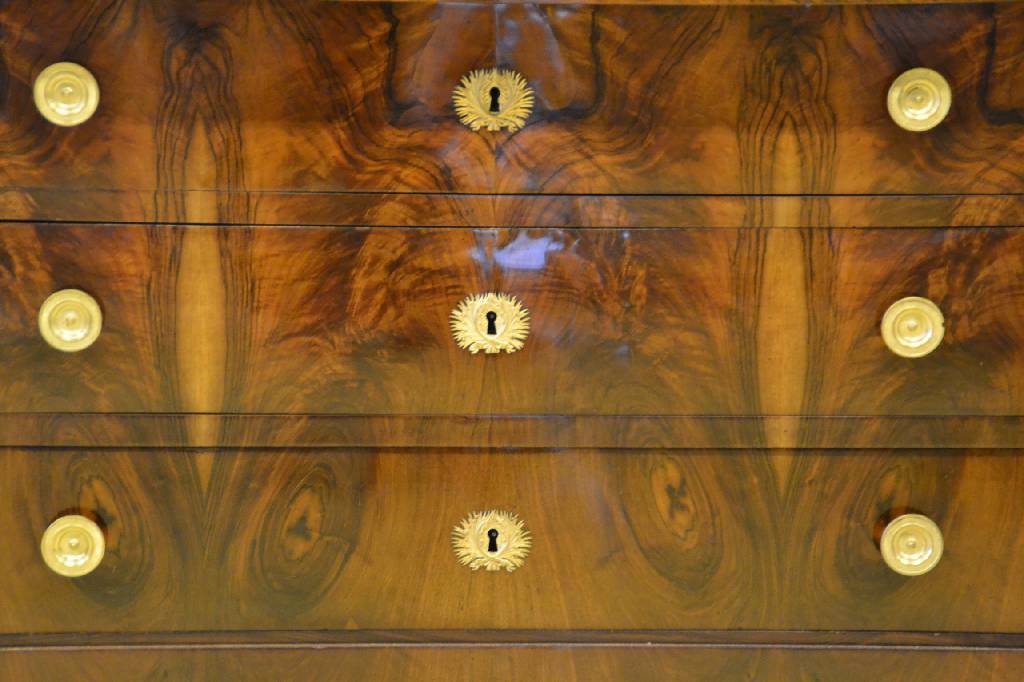Detail c: Empirekommode, Frankreich um 1800/10, Komplett auf Rahmen gearbeitet, Nussbaum massiv bzw. Front doppelt gespiegeltes Wurzelnussbaumfurnier, vertikal ...