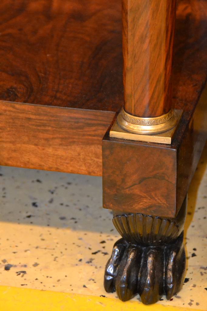 Detail a: Konsole, Frankreich um 1810/20, Korpus z. T. Weichholz bzw. Nussbaum massiv, Wurzelnussfurnier gespiegelt verlegt, freistehende Säulen mit ...