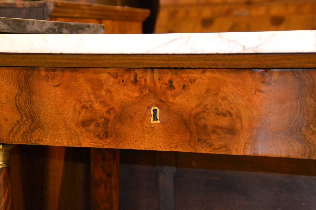 Detail b: Konsole, Frankreich um 1810/20, Korpus z. T. Weichholz bzw. Nussbaum massiv, Wurzelnussfurnier gespiegelt verlegt, freistehende Säulen mit ...
