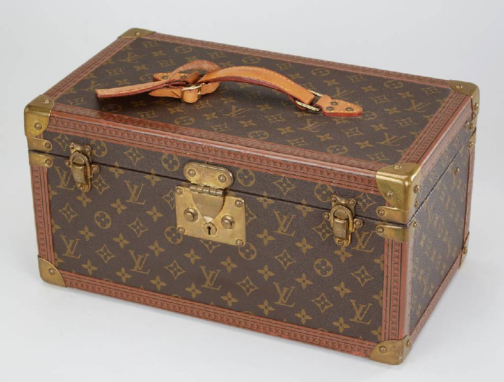 LOUIS VUITTON-Beauty-Case, Frankreich/Nizza, Monogram Canvas, Griff aus naturfarb. Rindsleder, goldfarb. Messingbeschläge, S -Schloss (Schlüssel ...