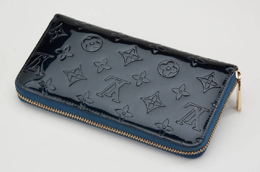 LOUIS VUITTON Geldbörse Zippy, petrolblaues Vernis Leder, Gebr.-Spuren, ehem. NP EUR 660.-ca. 19 x 10 cm