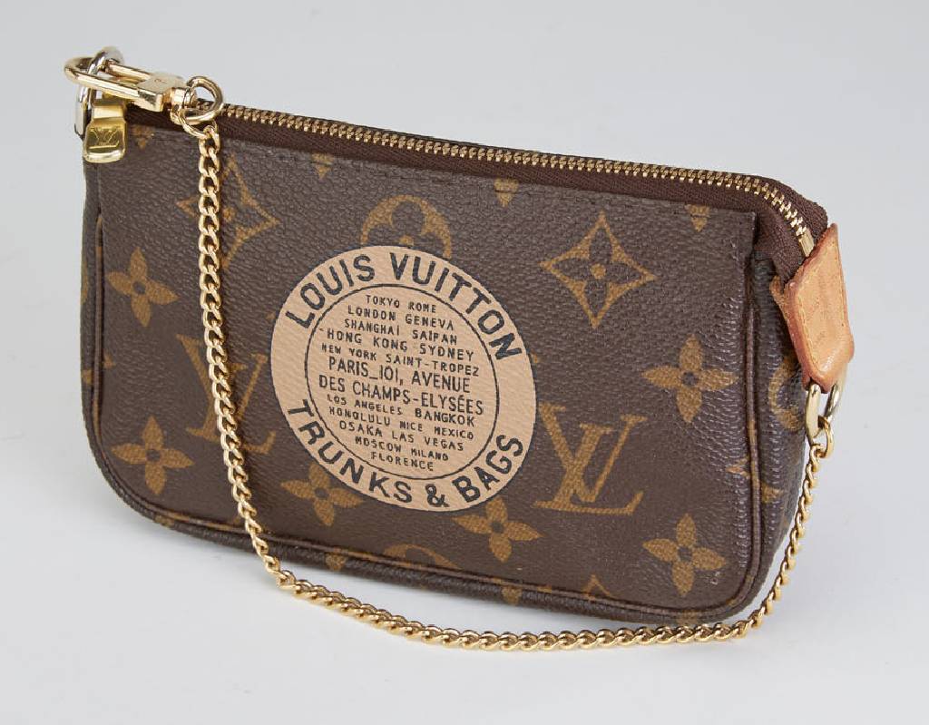 Mini-Pochette LOUIS VUITTON, Monogram Canvas, mit Aufdruck Louis Vuitton Trunks & Bags, Zipper, Metall-Tragekette, ca. 15 x 10 cm