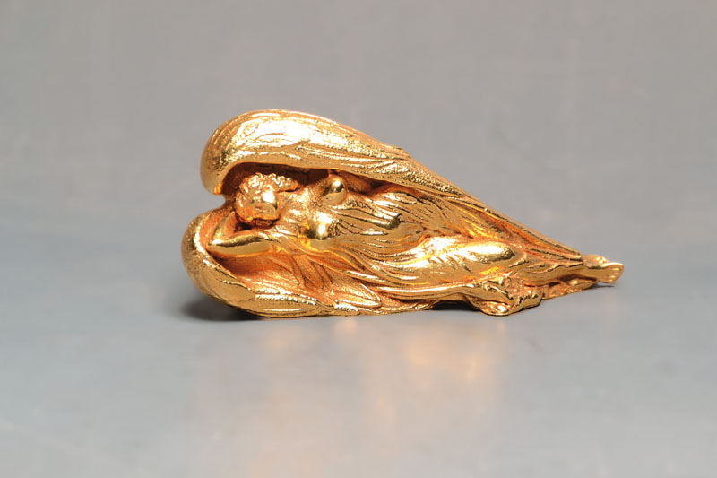 Ernst Fuchs, geb. 1930 Wien, Bronze, Schutzengel, vergoldet, im Guss signiert und nummeriert 88, L. ca. 10 cm