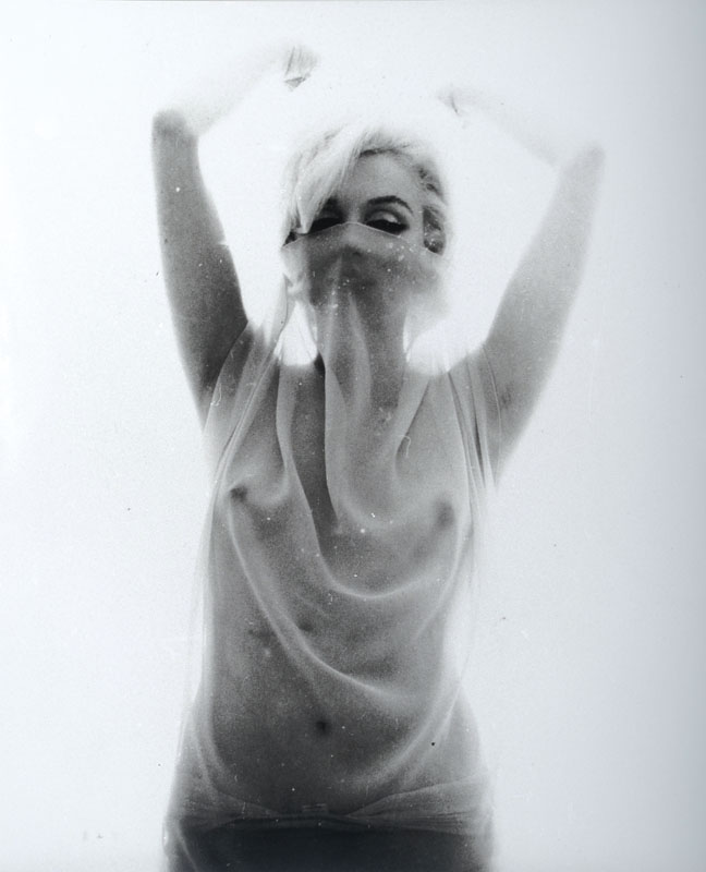 Bert Stern, Marilyn Monroe, s/w Fotografie, rückseitig signiert und datiert 1967, ca. 61x50,5 cm, Klebereste auf der Rückseite