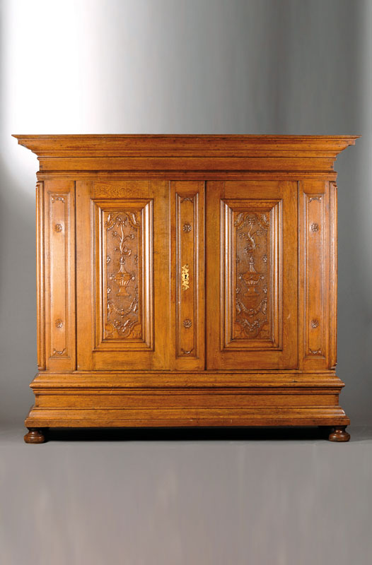 Nasenschrank, Westfalen um 1770/80, Eiche massiv, Kopf vielfach unterschiedlichst profiliert, Türen und Seiten je mit fein ausgearbeiteter Kassette, ...