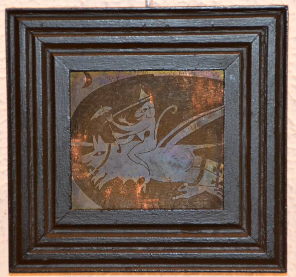 Detail b: Gustav Haupt, Künstler aus Ludwigshafen, zwei Arbeiten aus Metall: 1x gravierte Kupferplatte, Affe reitet auf Schwein, bez.: Pussy Ostern 1978, ca. ...