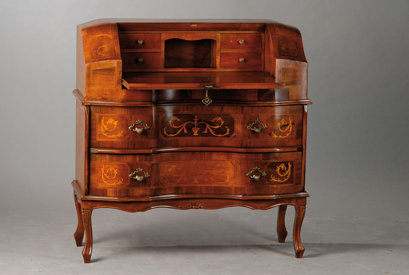 Damensekretär, 2.H. 20.Jh., im Barockstil, Nussbaumfurnier, doppelt geschweift u. gekröpft, Bandintarsien u. Marketerie aus Ahorn, 2-schübig, ...