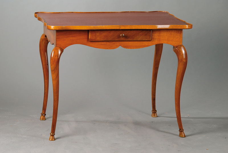 Damenschreibtisch, um 1780, Nussbaum, Plattevielfach geschweift, sek. mit Leder beschlagen(diese mit Gebr.-Sp.), 1-schübig, geschweifte Beine u. ...