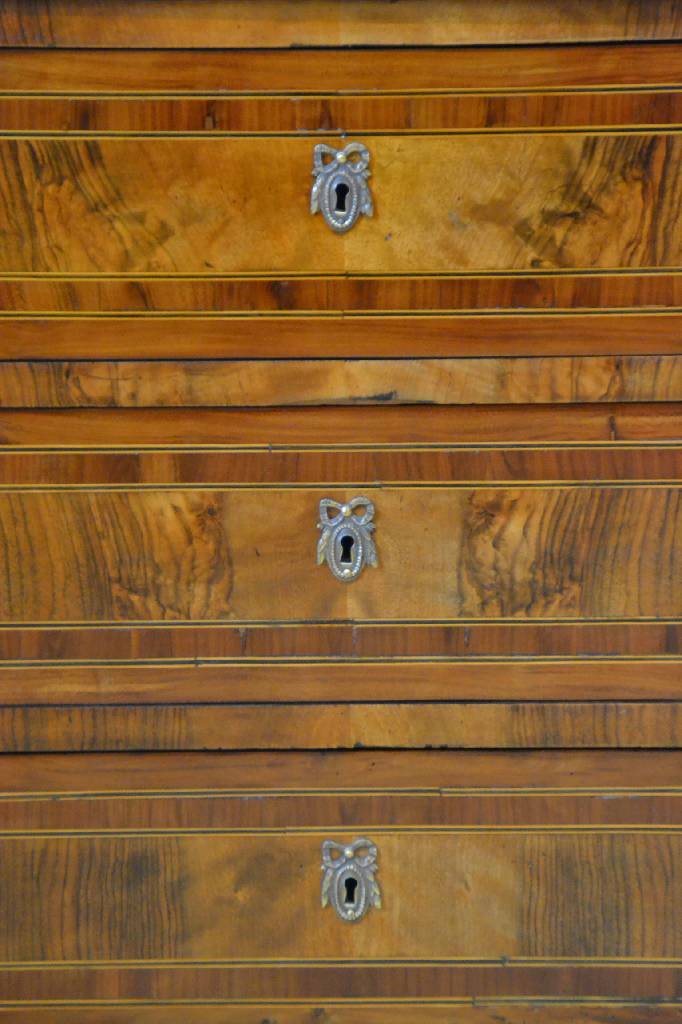 Detail a: Kommode, Frankreich um 1900, Nussbaumfurnierauf Weichholzkorpus, Wurzelnussfurnier doppeltgespiegelt verlegt, südfranz. Mamorplatte, Ecken ...