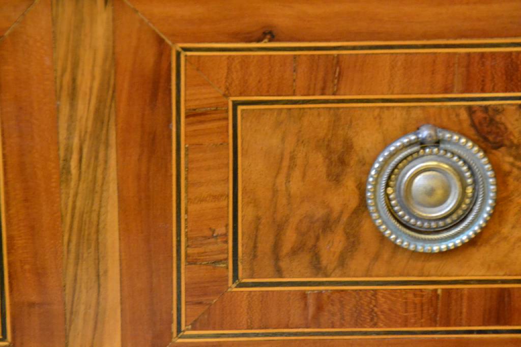 Detail b: Kommode, Frankreich um 1900, Nussbaumfurnierauf Weichholzkorpus, Wurzelnussfurnier doppeltgespiegelt verlegt, südfranz. Mamorplatte, Ecken ...