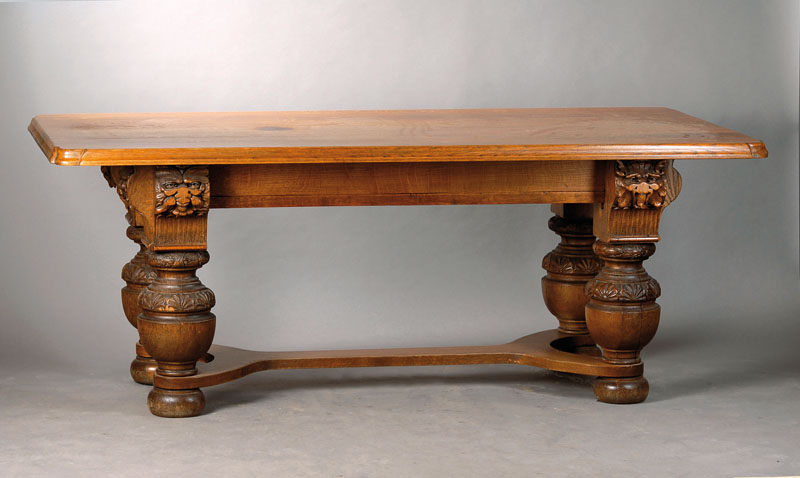 Bauerntisch, um 1920, Eiche massiv, Platte profiliert mit abgerundeten gekröpften Ecken, Balusterbeine mit Rosettenschnitzerei und Maskaronen, ...