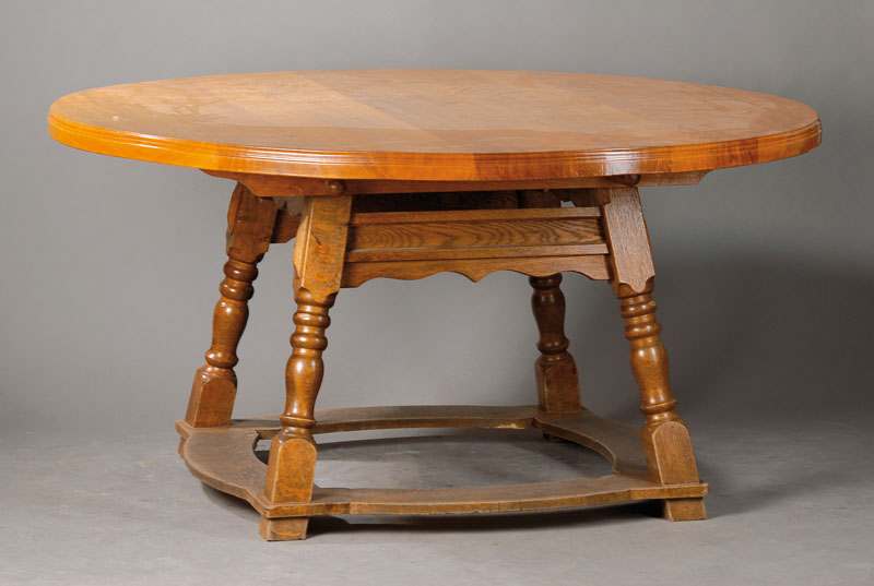 Runder Bauerntisch, Eiche massiv, Platte sek., Gestell um 1820 mit gedrechselten Beinen, Diamantierung u. geschweift gekröpfter Zargen,Platte ...