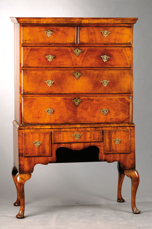Sog. Tallboy / Chest-on-Stand, England um 1860, z.T. aus alten Teilen um 1820, im Queen-Anne-Stil, Nussbaumfurnier, 8-schübig, Unterteil ...