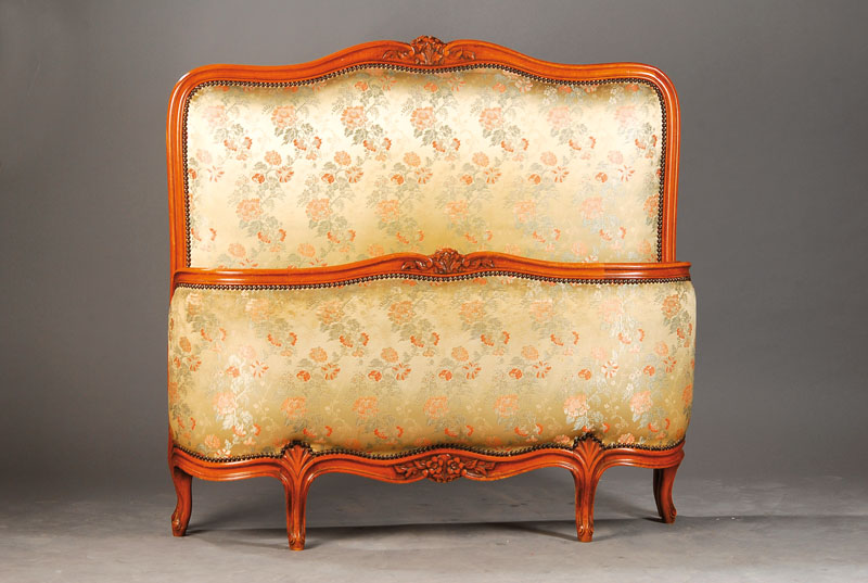 Bett, Frankreich um 1940/45, Nussbaum massiv, in Barocker Manier, Kopf- u. Fußteil gepolstert, frei stellbar, Komplettmaße ca. 120x122x205 cm, ...