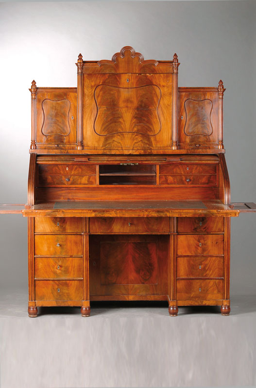 Aufsatzrollbüro, norddeutsch um 1860-70, Pyramidenmahagonifurnier auf Weichholzkorpus, durchgehend verlegtes Furnier, Aufsatz 3-geteilt, Mitte ...